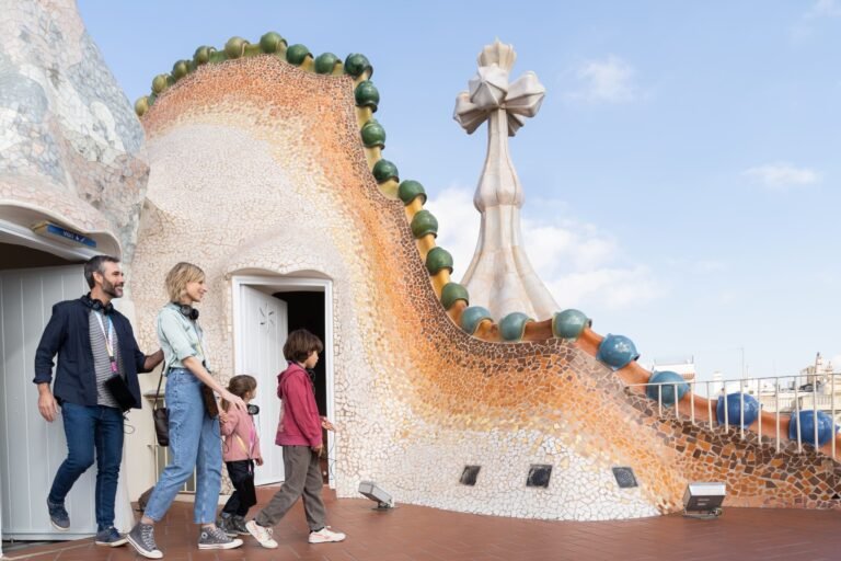 Family exploring Casa Battlo